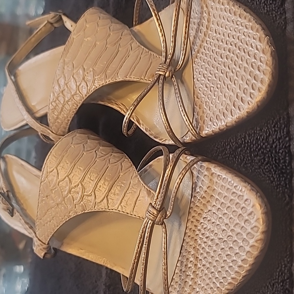 Woman Shoe snake skin size 8 tan